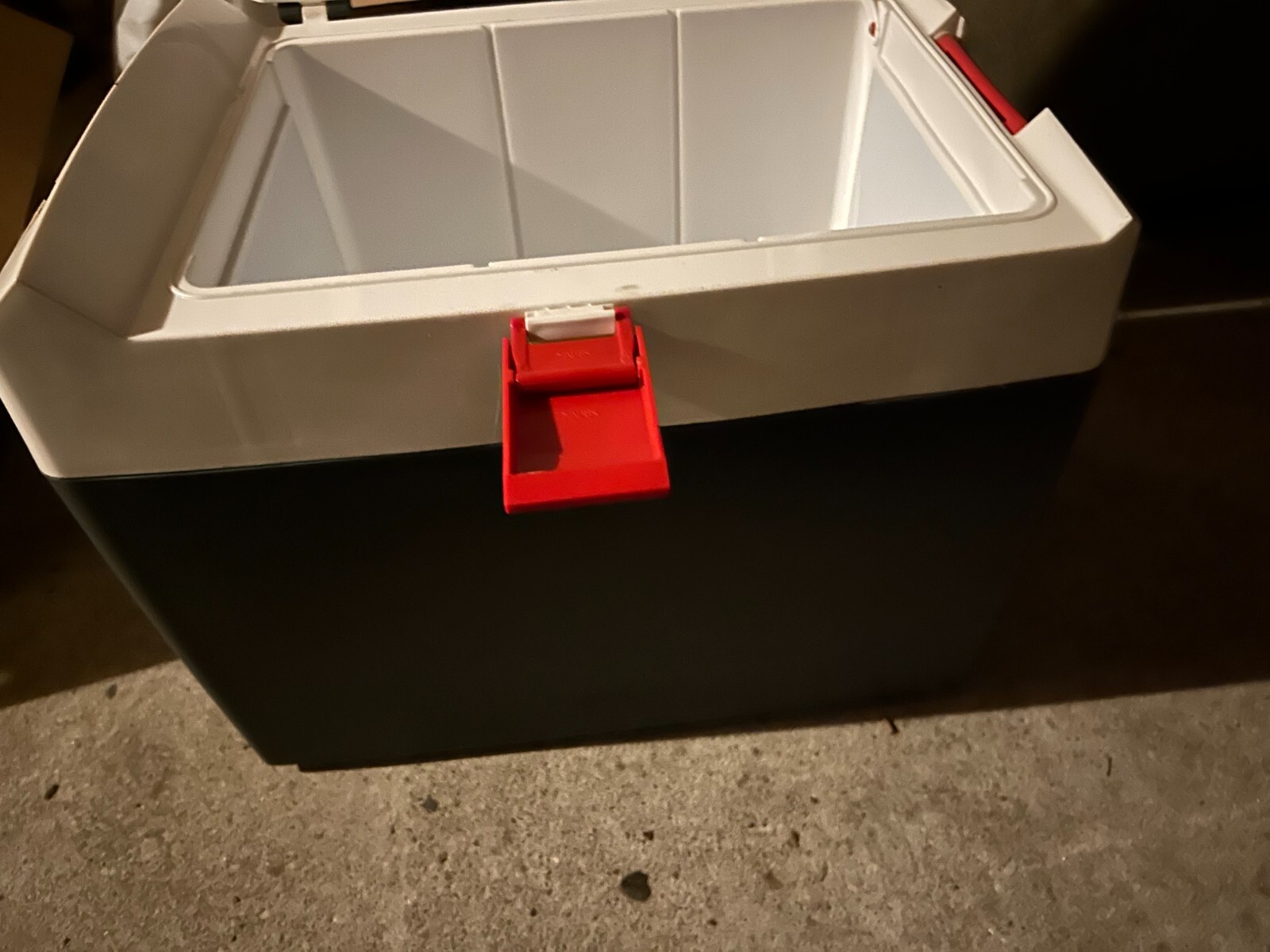 electric cool box for spares or repair. Lead replaced but not working