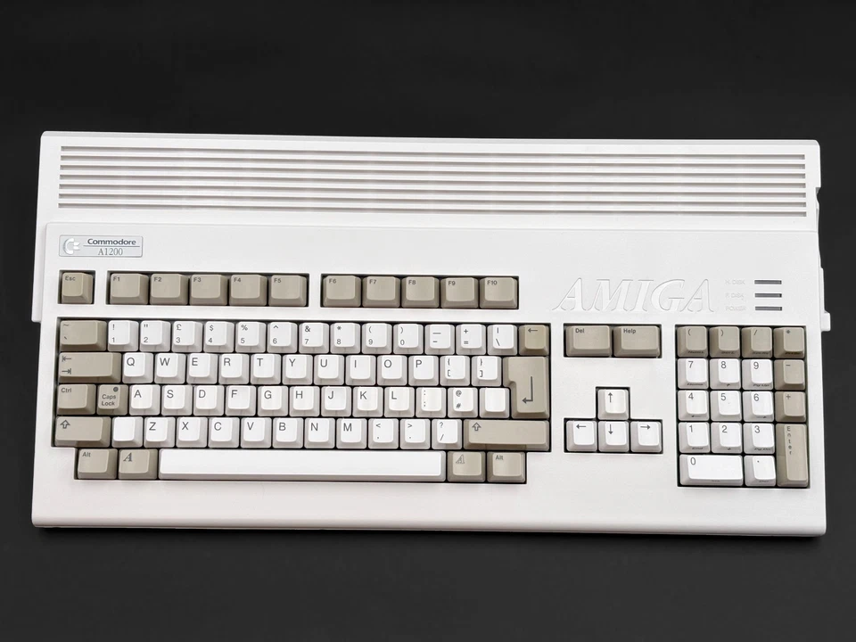 Computador Commodore Amiga 1200 recapitulado com TF1260 50MHz '060 e 128MB +mais! - Imagem 2 de 4