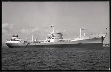 Fotografie Sowjetisches Tankschiff Budapesht auf Reede vor Anker liegend 