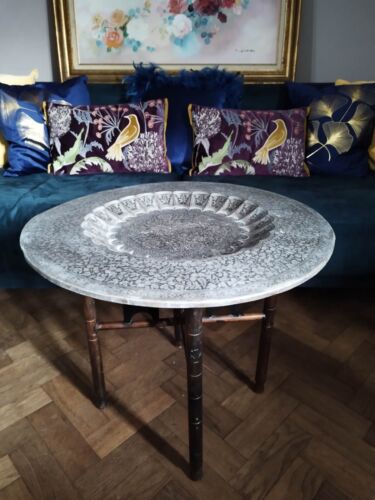 Une belle table pliante marocaine antique/vintage boho avec haut orné - Photo 1/24