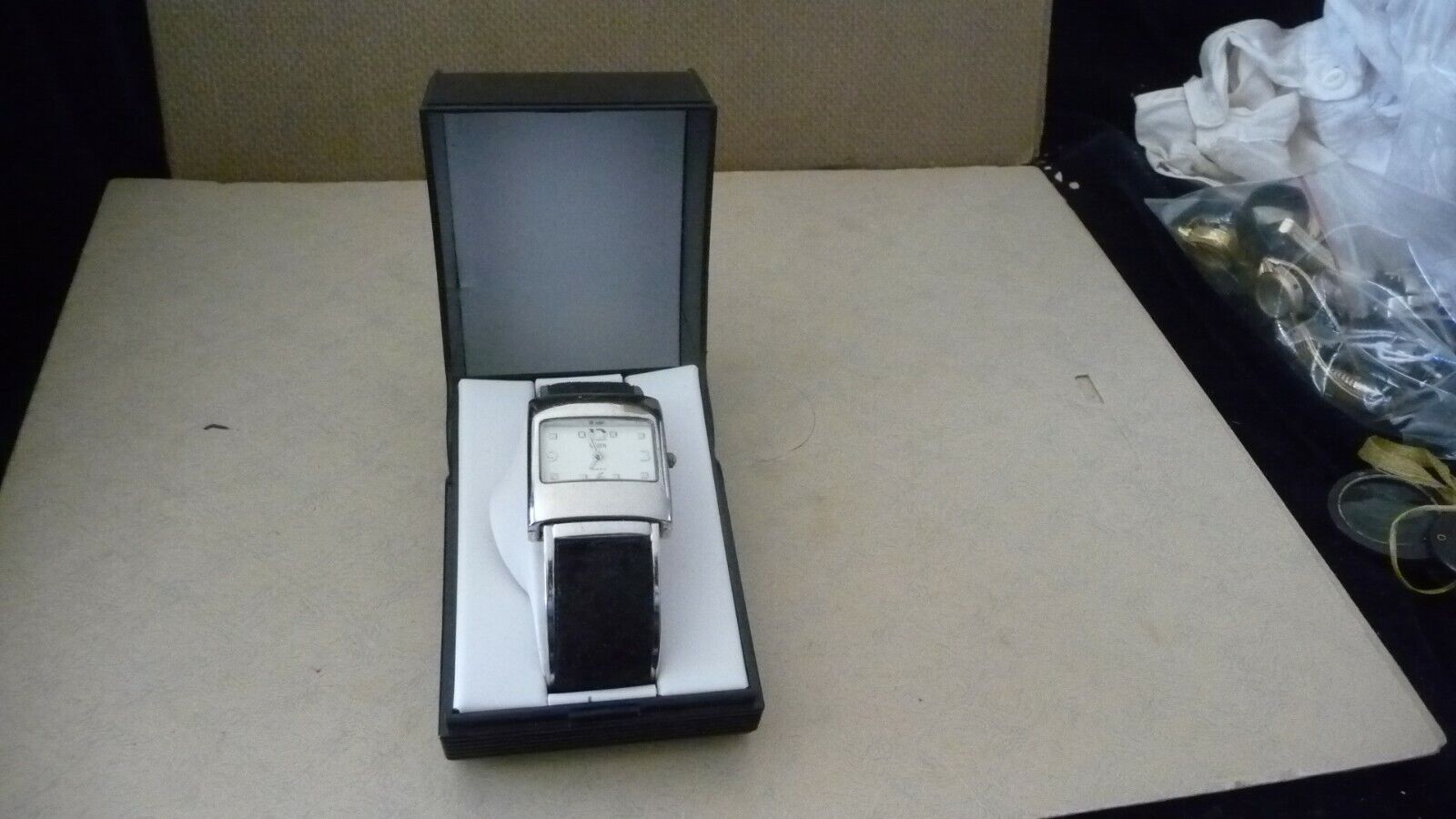 #416X vtg Ladies Wristwatch AGENDA Silver Tone CUFF BLACK FELT Quartz Box 