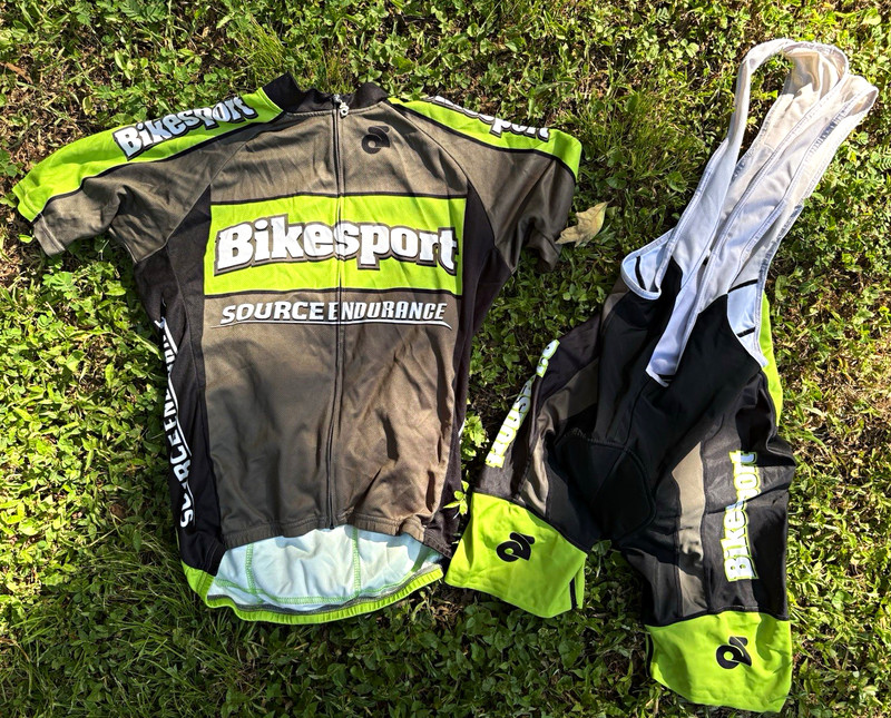 Cycling kit - Full zip jersey and bibs. Size M. No rips or tears.