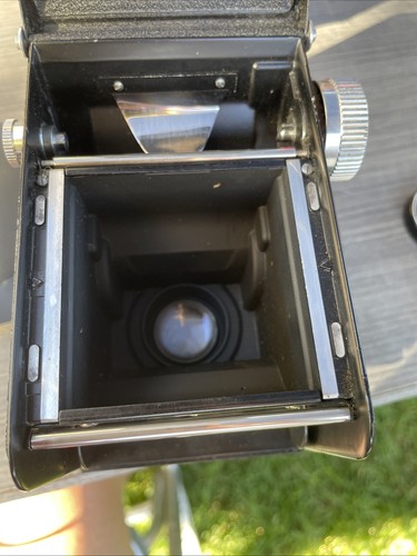 Vintage 1960's Yashica A 120 Roll Film TLR Camera With Case - Estate Find - Picture 7 of 10