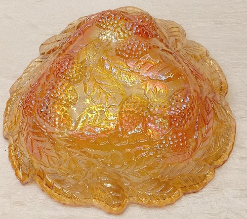 Vtg Carnival Glass Bowl Marigold Leaf & Berries Iridescent Ruffled Edge 7" Diam. - Picture 4 of 5