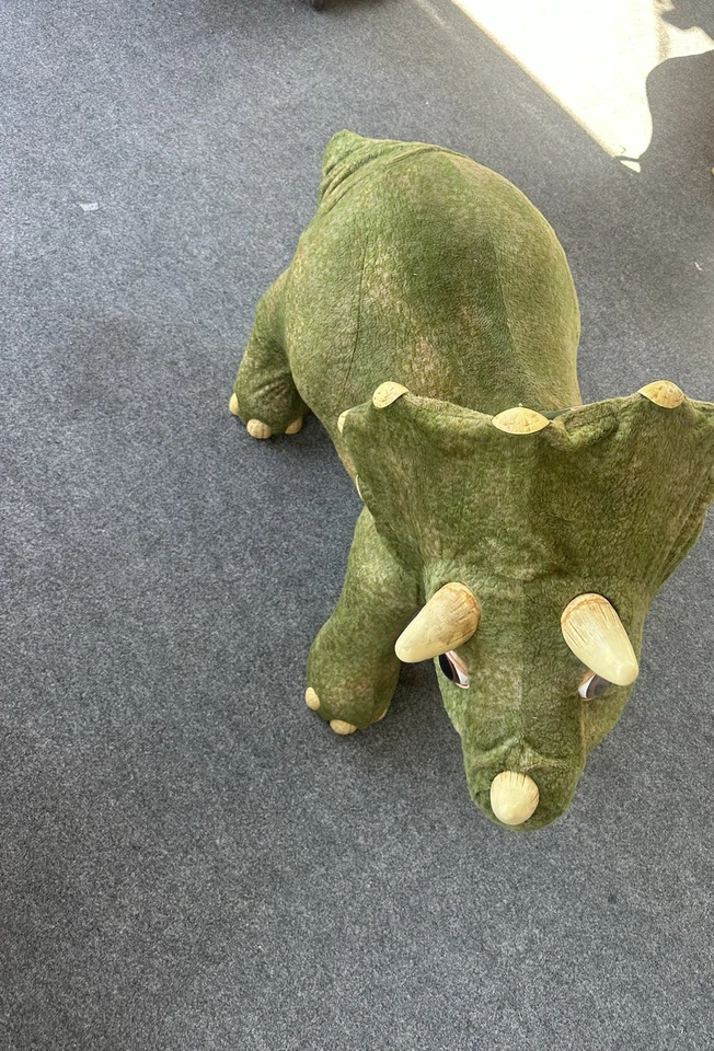 Figura de acción animada de dinosaurio grande Playskool Kota the Triceratops Foto 3 de 4