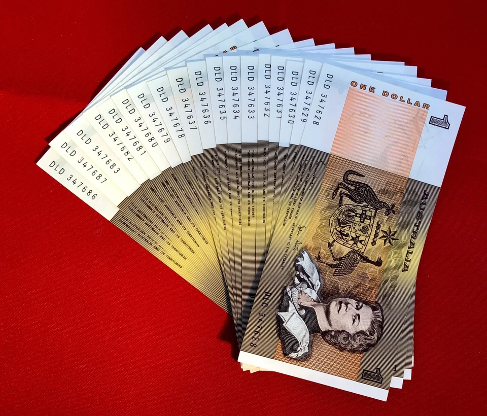 Billete de $1 de papel decimal australiano en estado sin circular. Secuencia en serie. Foto 4 de 4