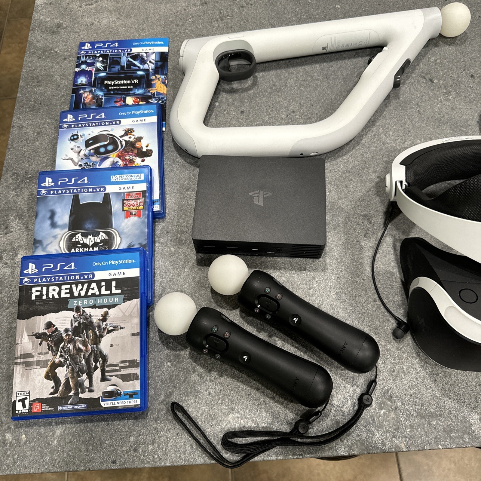 Sony Playstation 4 VR Bundle Camera, Gun, Games, Controllers. Works