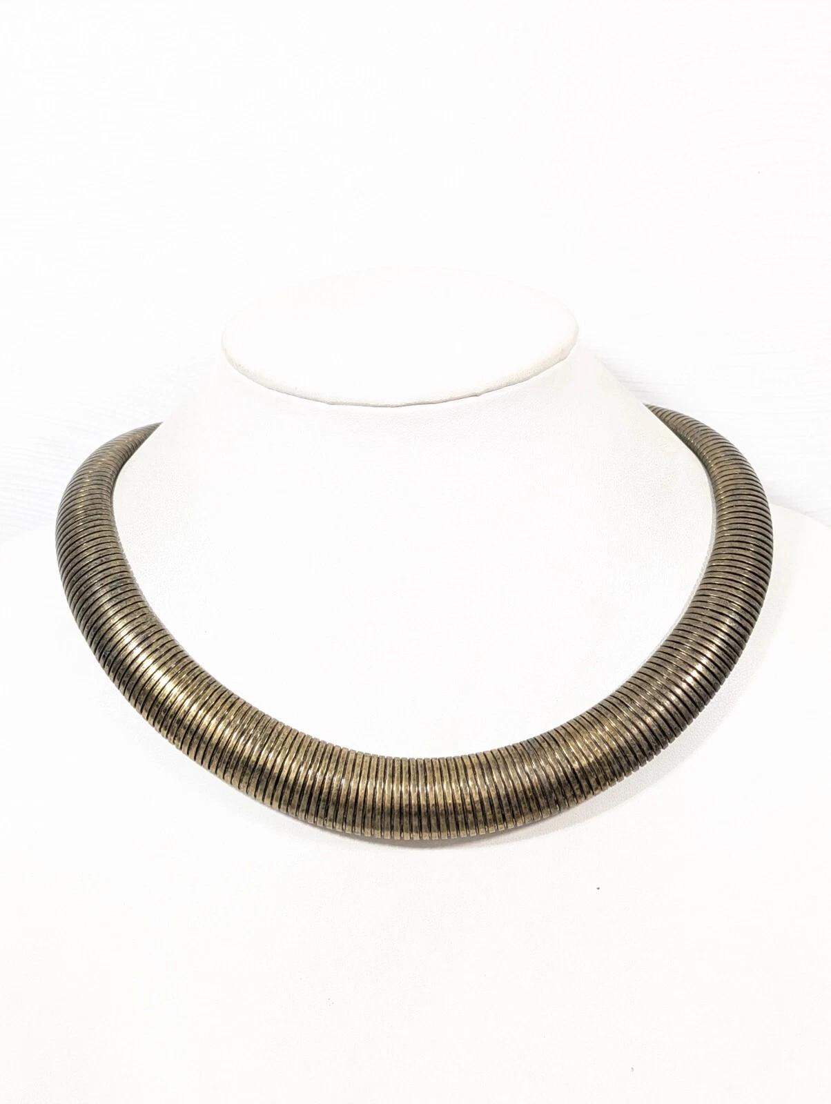 VETEMENTS Collana con dichiarazione a catena Omega larga tono bronzo scuro 23 in