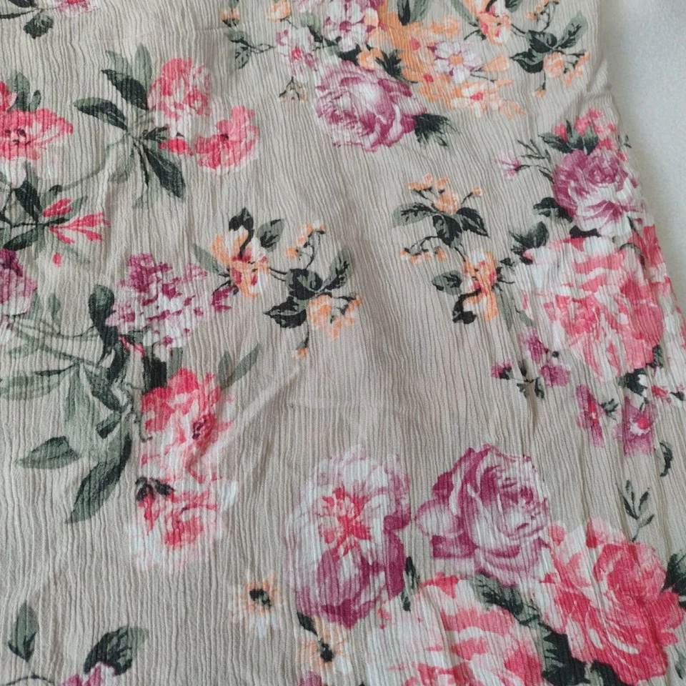 Tela Floral Rayón Arrugado 54"W X 3 Yardas Gris con Rosas Rosa y Púrpura Foto 3 de 4