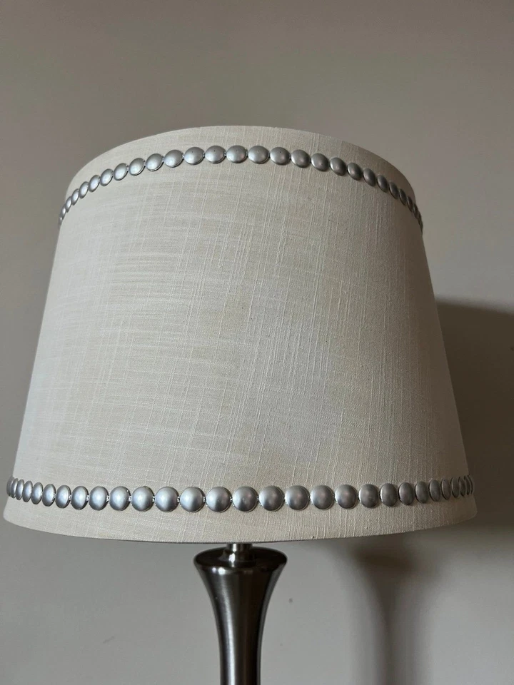 Lámpara de mesa Allen + Roth plateada base delgada pantalla de luz crema con tachuelas plateadas Foto 4 de 4