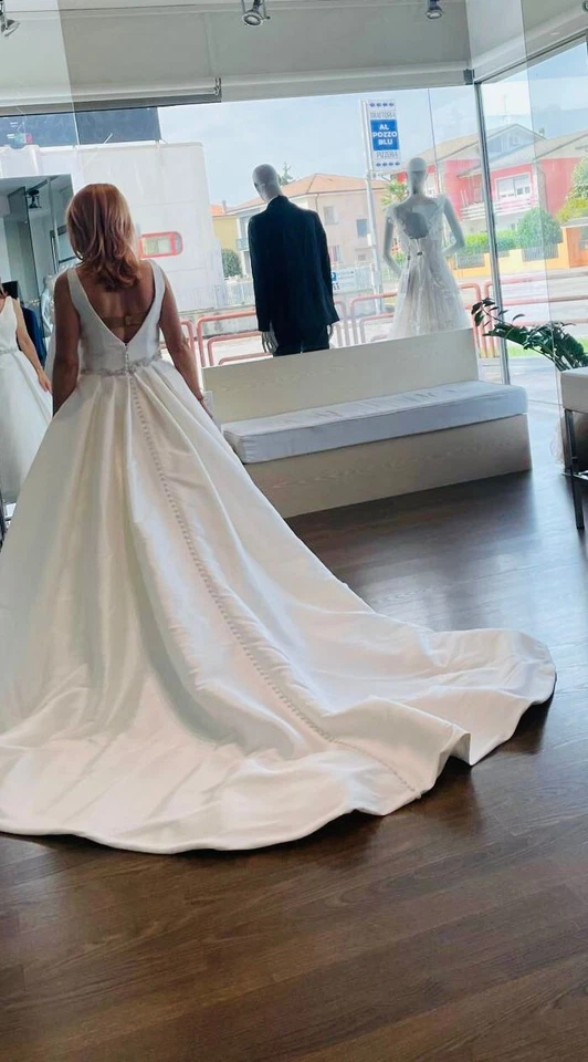 Elegante Abito da Sposa Principessa in Seta Bianca - Scollo a V e Schiena Scop - Immagine 3 di 4