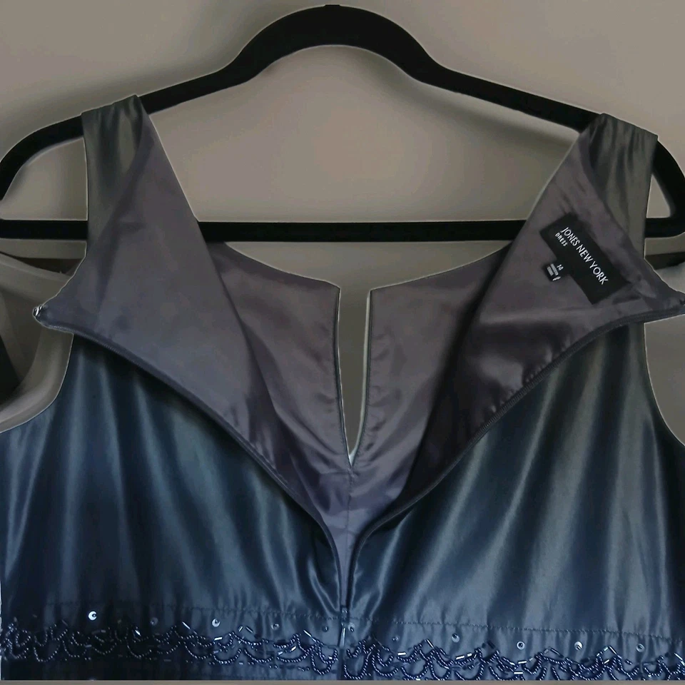 Vestido Jones NY Negro Satinado Talla 14/L Hasta la Rodilla Sin Mangas Cuello en V Noche Formal  Foto 4 de 4