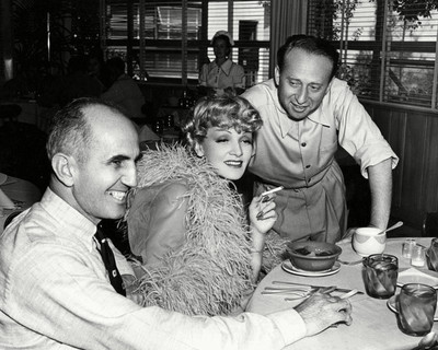 MARLENE DIETRICH & ''DESTINY RIDES AGAIN'' DIRECTOR / PRODUCER 8X10 PHOTO (ZY-261)