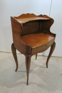 Chevet de style Louis XV en merisier