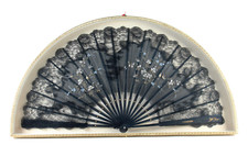 Stupendo antico ventaglio nero in pizzo dipinto a fiori e uccelli in teca