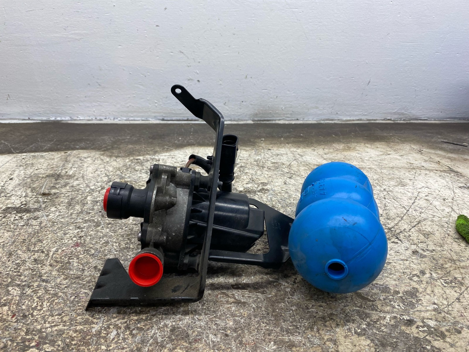 Bentley Flying Spur 2013-2018 Secondary air pump