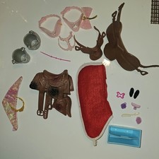 Barbie Steffi Pferde Zubehör Sättel Decke Eimer Gerte Bürsten 