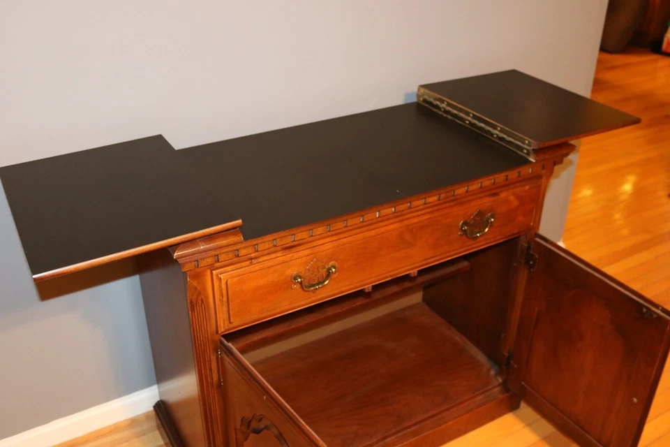 Servidor de muebles con almacenamiento. Parte superior de madera de caoba se abre a tres (3) surf seccional Foto 2 de 4