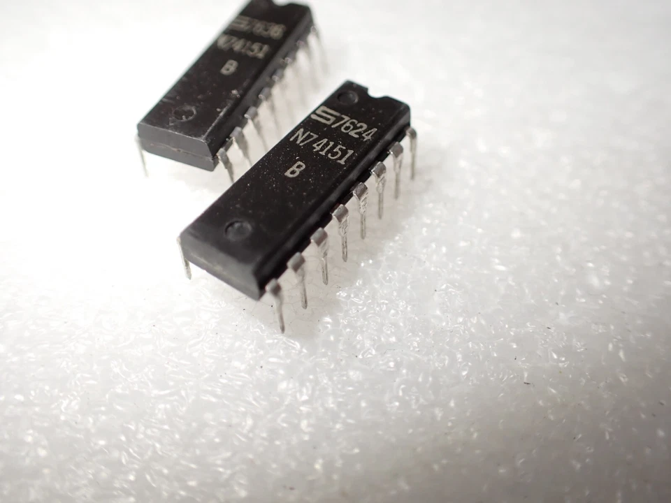 Signetics 74151N 16-pin Data Selectors / Multiplexers UK STOCK X5pcs - Image 2 of 3