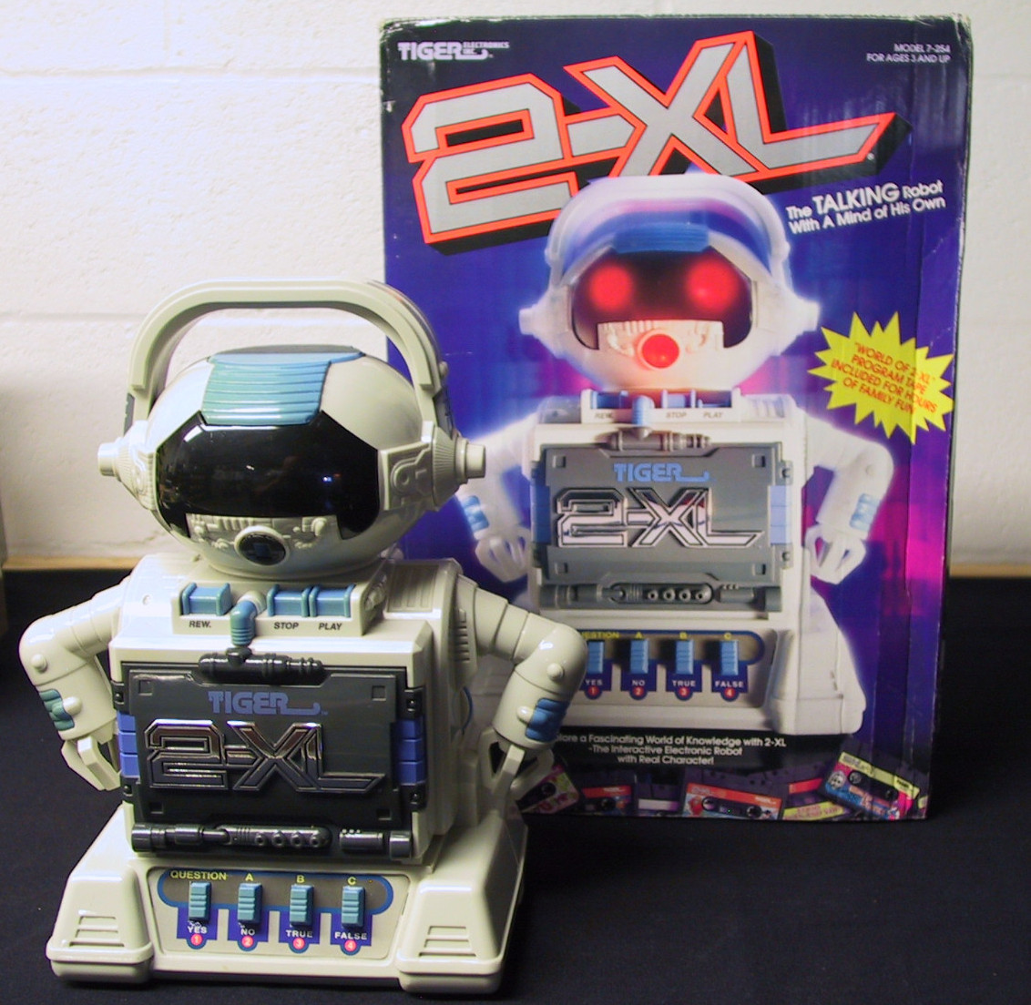 1992 TIGER ELECTRONICS 2-XL TALKING ROBOT CASSETTE PLAYER WITH BOX