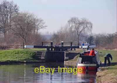 Photo 6x4 Boat waiting to enter Common Lock The Sale The rise at this loc c2008