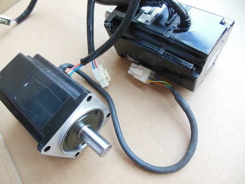 Servomotor Omron R88M-UE20030H-S1 ENVÍO RÁPIDO GRATUITO reacondicionado - Imagen 2 de 3