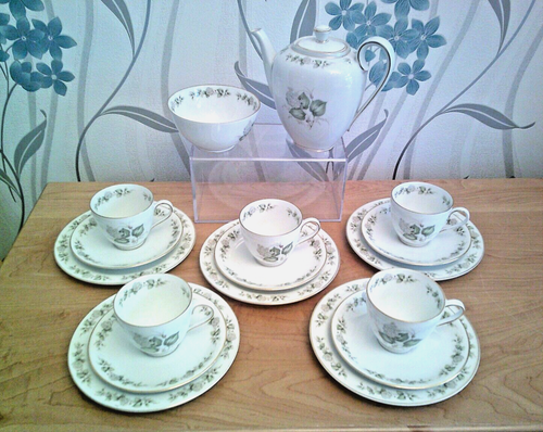 Krautheim Selb Bavaria,Franconia, Coffee / Tea Pot,Sugar Bow,Cups,Saucers,Plates - Picture 2 of 12