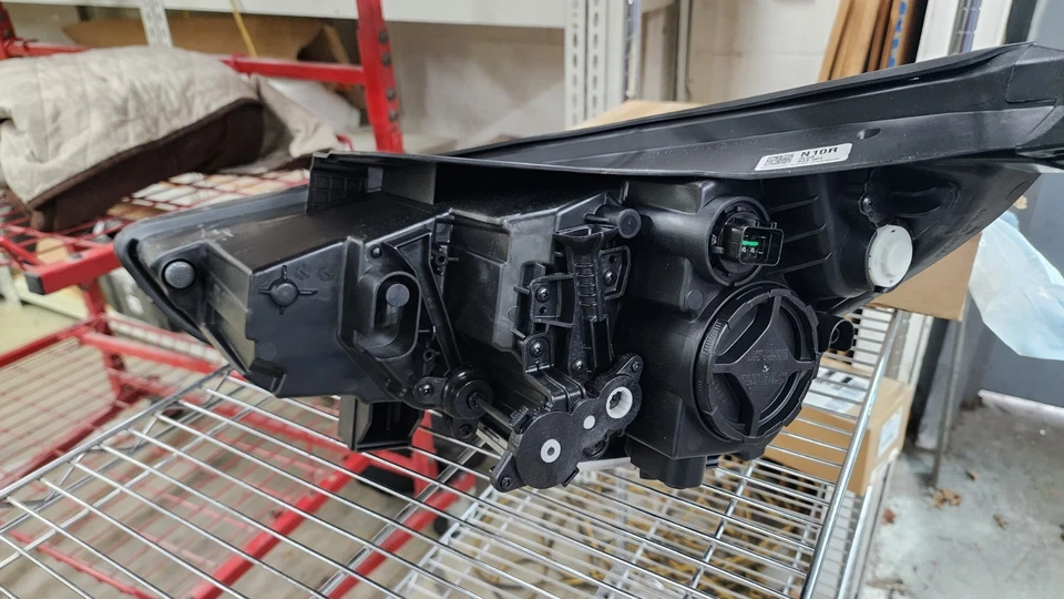 Faro delantero Hyundai Elantra GT 2018 OEM lado del pasajero (R) OEM # 92102-G3120 Foto 4 de 4