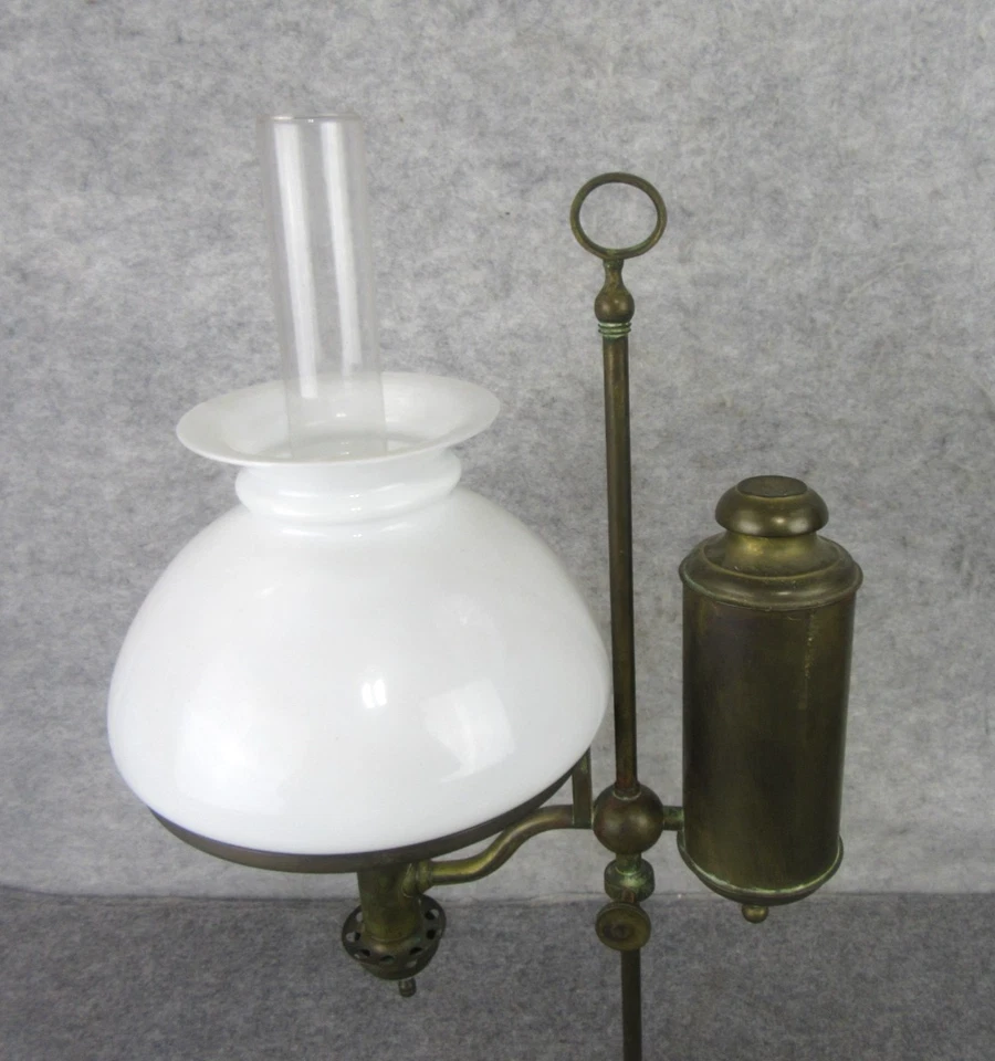Antigua lámpara de escritorio de queroseno electrificado para estudiantes luz pantalla de vidrio de leche Foto 4 de 4