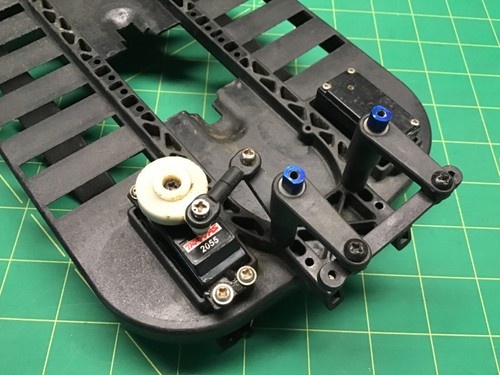 Chasis plástico Traxxas Emaxx 3906 stock usado con servos, buen estado de uso - Imagen 5 de 6