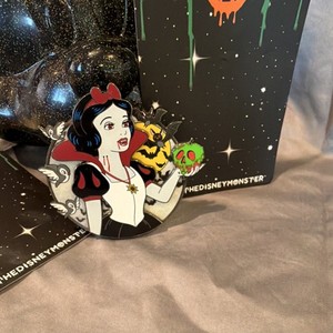 SOADA Glitter Disney Snow White Halloween Pin Single Collectible