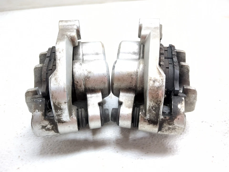 Juego de pinzas de freno delanteras Yamaha Road Star Silverado XV1600 99-03 Foto 2 de 4