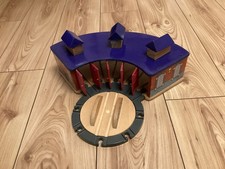 Brio Wooden Train Set Engine Shed and Splitter 5-Door Compatible with Brio