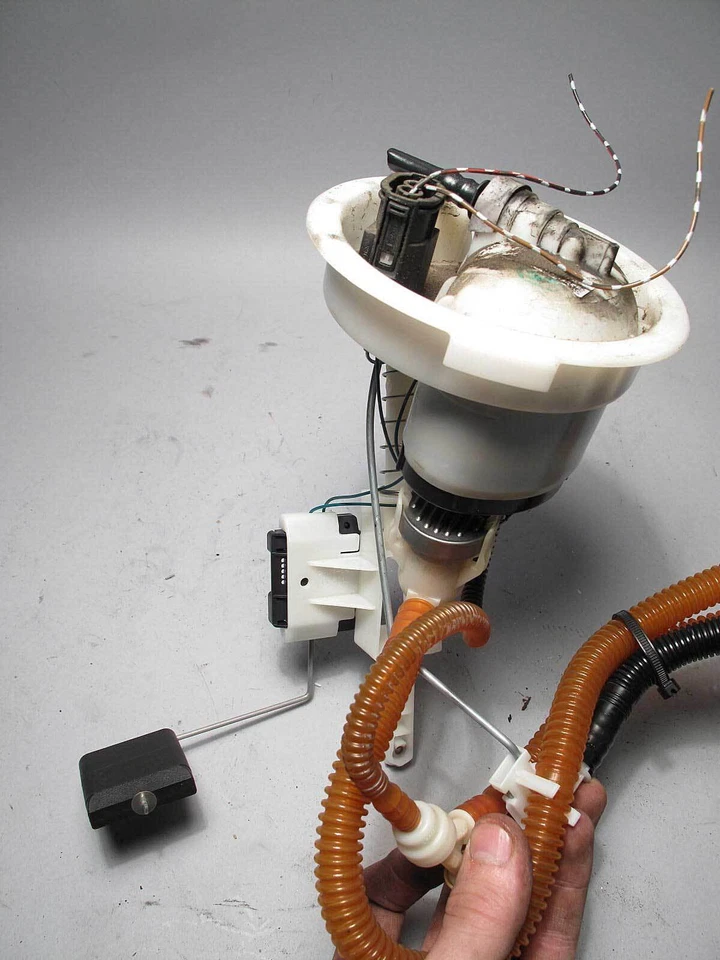 Transmisor de nivel de combustible del motor de 6 cilindros BMW N52 N54 N55 con mangueras 2006-2013 usado OEM Foto 3 de 3