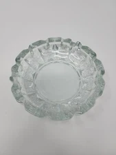 VINTAGE 1950'S CRYSTAL HEAVY GLASS ASHTRAY 6" DIAMETER