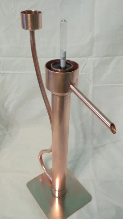 Loro de cobre hecho a mano para destilación. nuevo Foto 3 de 4