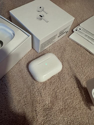 Apple AirPods Pro 2nd Generation with MagSafe Charging Case - 第 4/10 張圖片