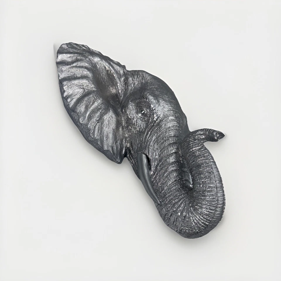 Cabeza de elefante con colmillos arte de pared escultura tronco de la suerte brillante detallado plateado Foto 4 de 4