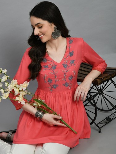 Indian Women BEAUTIFUL Peach Rayon Floral Embroidered Kurta Kurti New Top Tunic - Picture 7 of 8