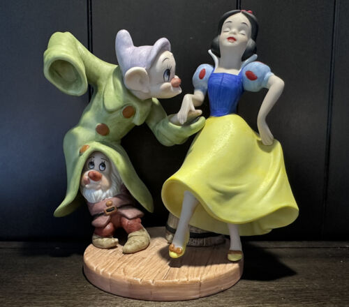 Snow White Disney Magic Memories Hand Painted Porcelain Figurine 8,710/15,000 - Picture 1 of 5