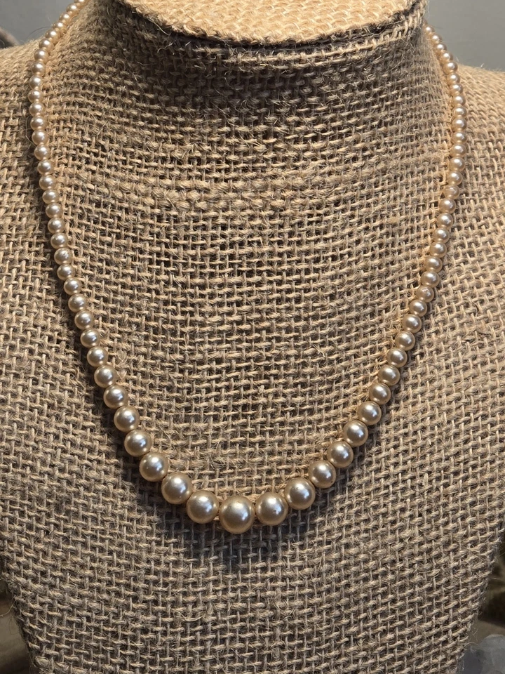 Antiguo collar/taburete Estate atado a mano de perlas de imitación con cierre de diamantes de imitación Foto 3 de 4