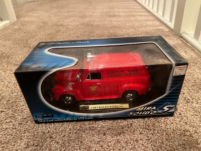 LJ115 MIRA by SOLIDO 8085 1/18 Chevrolet Suburban 1950 County school district