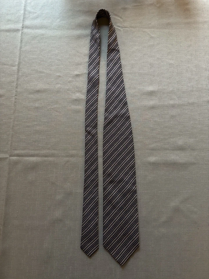 Vintage Giorgio Armani Cravatte Grey/Black Striped 100% Silk Tie 3.9" x 61" - Image 2 of 4