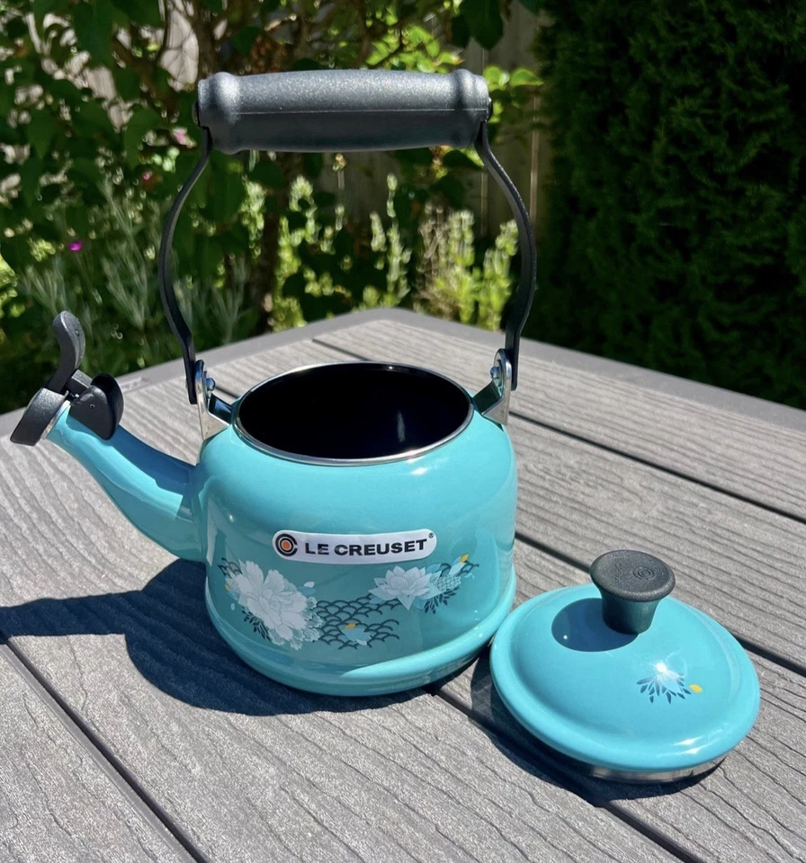 Le Creuset Lotus Tea Kettle Whistling Limited Edition 1.25 Qt. NIB . Caribbean - Image 4 of 4