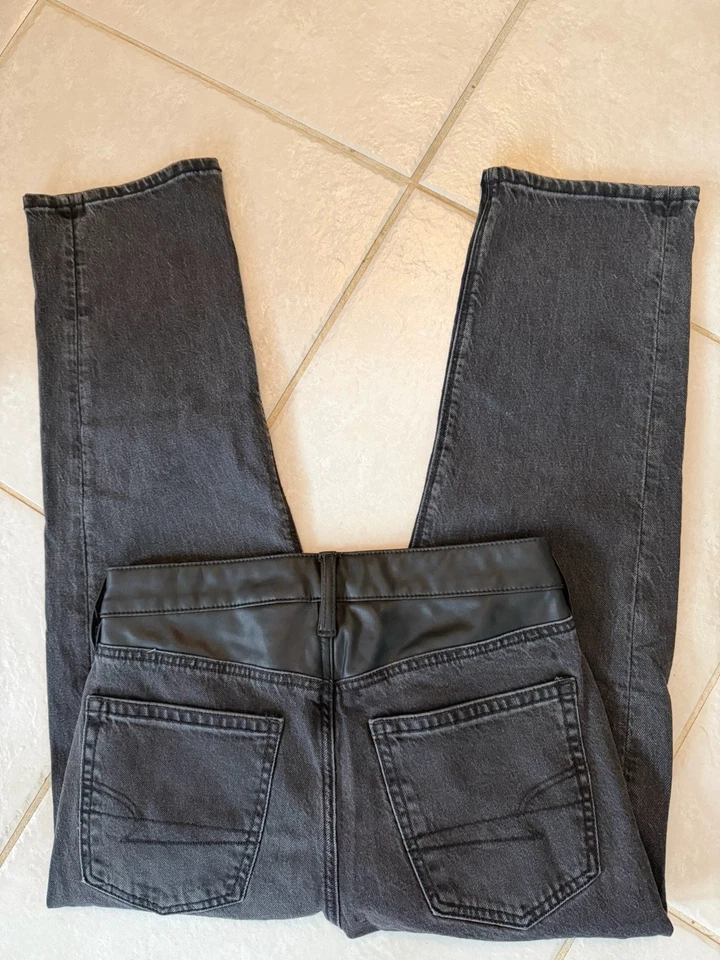 Jean recto al tobillo AEO 6 corto imitación cuero ribete negro tiro súper alto Foto 2 de 4