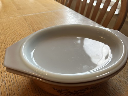 Vintage Pyrex Old Orchard #043 1 1/2 Quart Casserole Dish With Brown Lid - Picture 3 of 4
