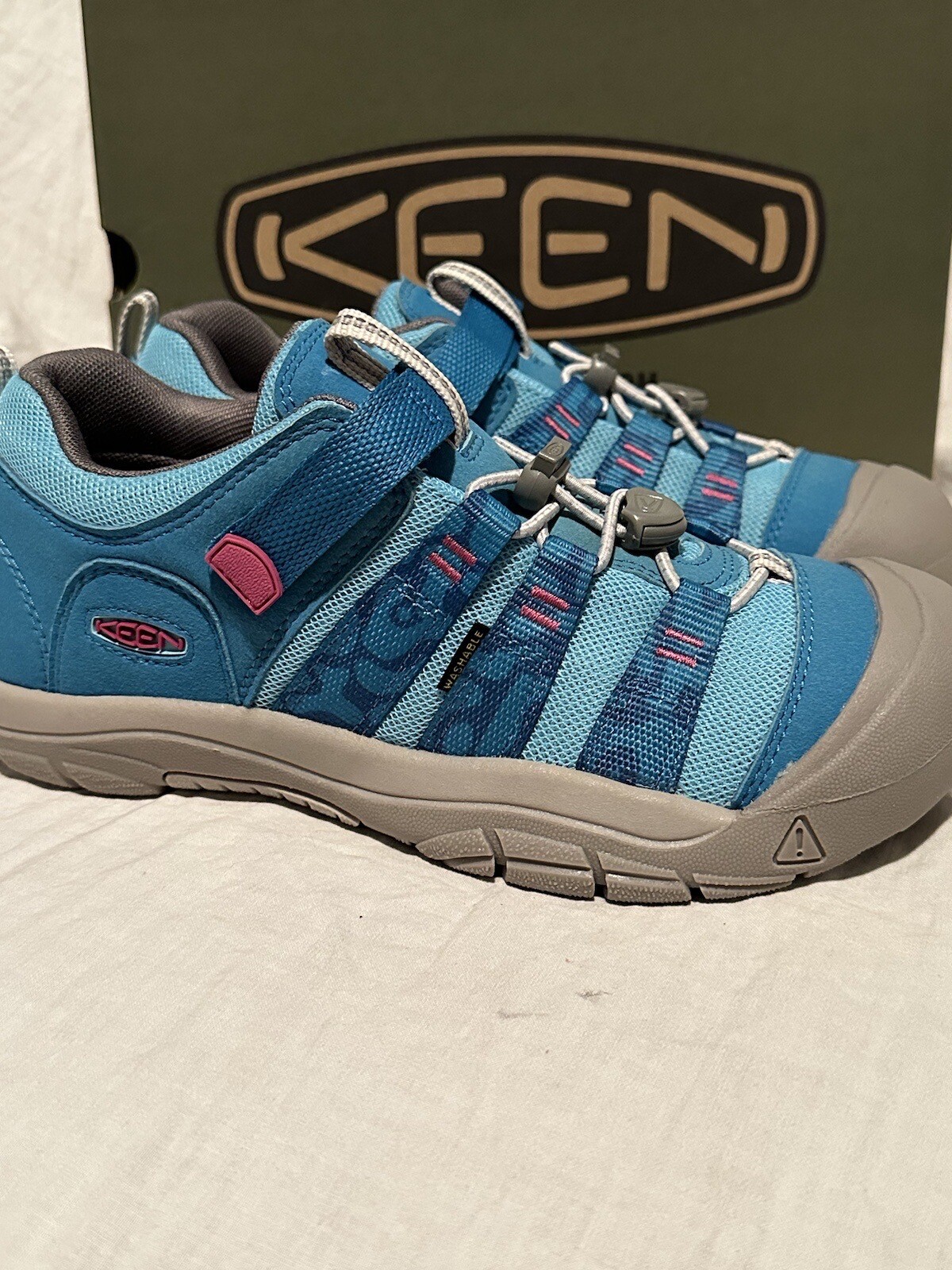 NUOVA scarpa lavabile Keen bambino taglia 5 Newport H2SHO blu fiordo fucsia1027237