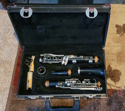 Vito LeBlanc Clarinet Very Nice - plays well comes w/extra reeds sold in case