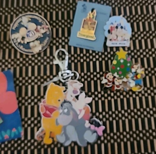 Vtg 1990-2005 Disneyland Pinbacks,mini ornaments, Park Pass Lanyard&Keychain Lot - Picture 7 of 9