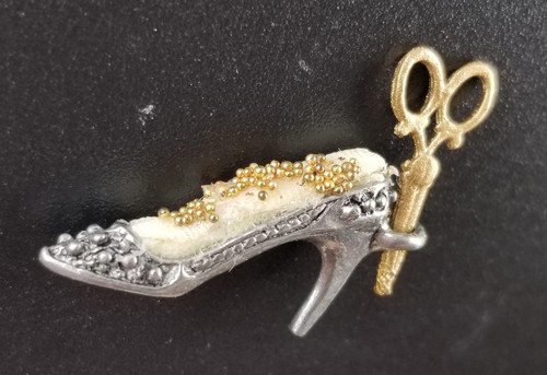 DOLLHOUSE MINIATURE ARTISAN SILVER SHOE PIN CUSHI0N WITH GOLD SCISSORS - Picture 4 of 4